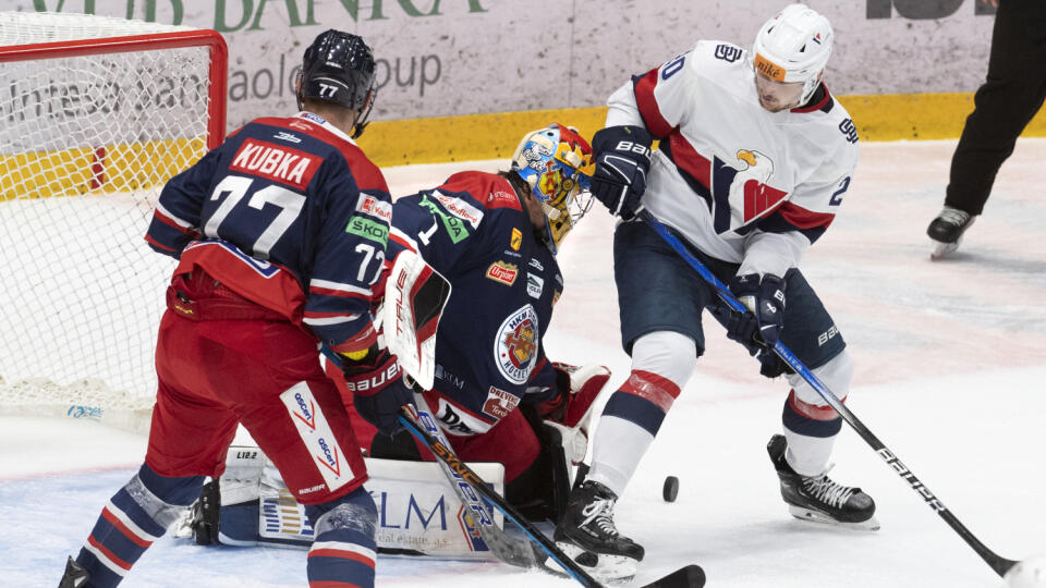 Na snímke sprava Jakub Minárik (Slovan), Jake Kupsky a Branislav Kubka (obaja Zvolen) v zápase 3. kola Tipos extraligy v hokeji HC Slovan Bratislava - HKM Zvolen v piatok 22. septembra 2023 v Bratislave. FOTO TASR - Pavel Neubauer