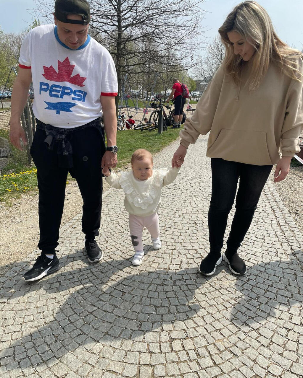 Monikini rodičia sú z vnučky unesení.