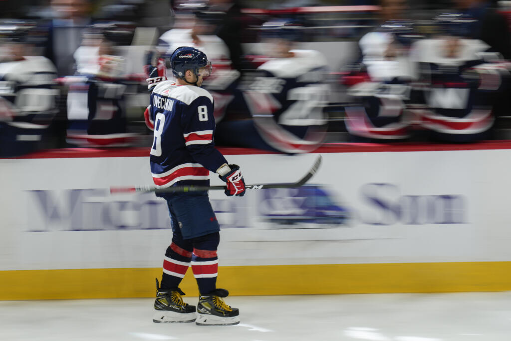 WA 25 Washington - Kapitán Washingtonu Capitals Alex Ovečkin sa teší po strelení gólu v zápase zámorskej hokejovej NHL Washington Capitals - Vancouver Canucks vo Washingtone v pondelok 17. októbra 2022. FOTO TASR/AP
Washington Capitals left wing Alex Ovechkin (8), center, celebrates his goal with left wing Conor Sheary (73) and defenseman Martin Fehervary (42) during the third period of an NHL hockey game against the Vancouver Canucks, Monday, Oct. 17, 2022, in Washington. (AP Photo/Jess Rap