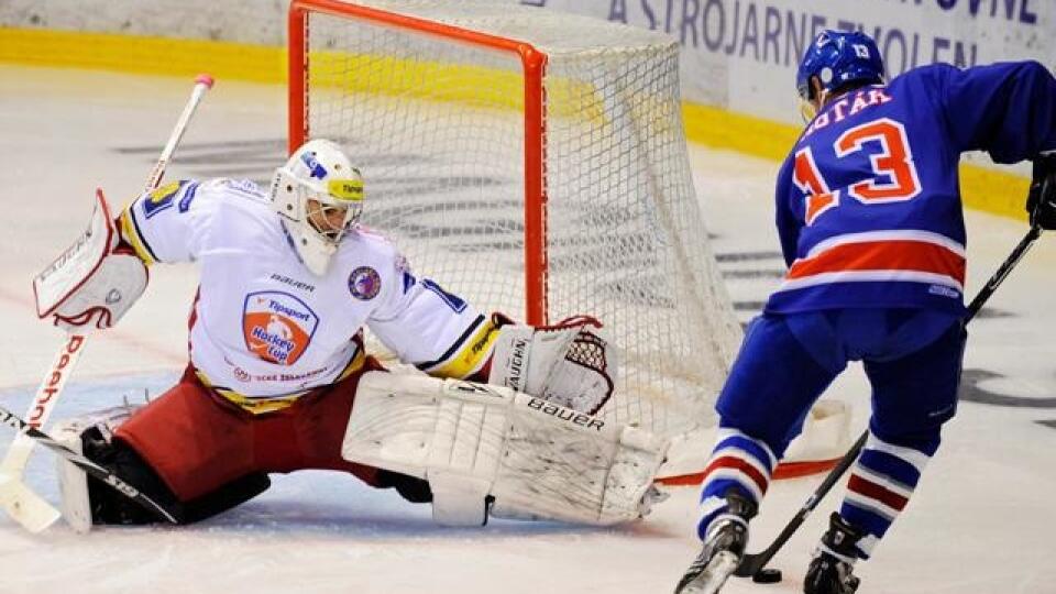 Zľava: Peter Hamerlík z Třinca a Arne Kroták z Popradu v zápase HC Oceláři Třinec - HK Poprad hokejového turnaja Cassovia Hockey Cup (CHC) a zároveň 63. ročníka Tatranského pohára. Košice, 23. august 2010.