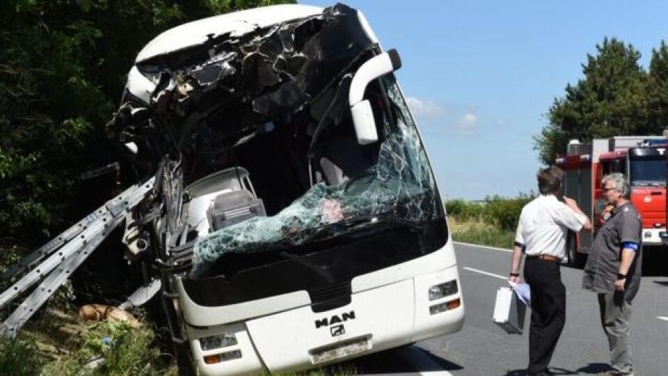 Osem zranených pri zrážke autobusu s nákladným autom