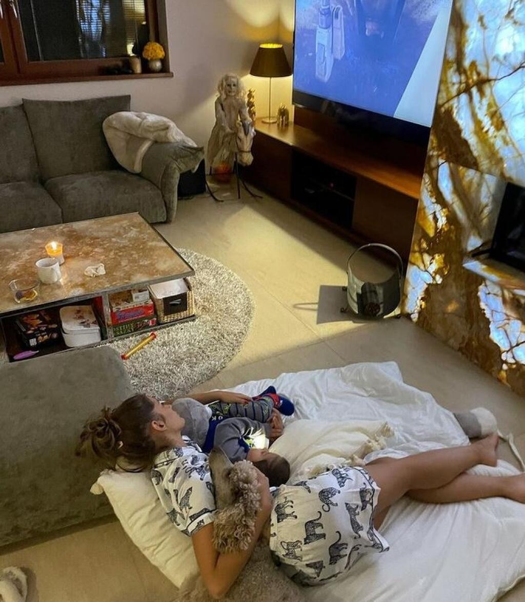 Jasminina fotka domácej pohody prekvapila strašidelnou dekoráciou v rohu miestnosti.