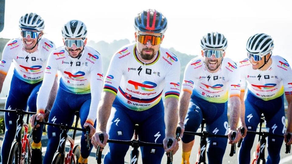 Peter Sagan so svojimi kolegami z francúzskeho tímu TotalEnergies.