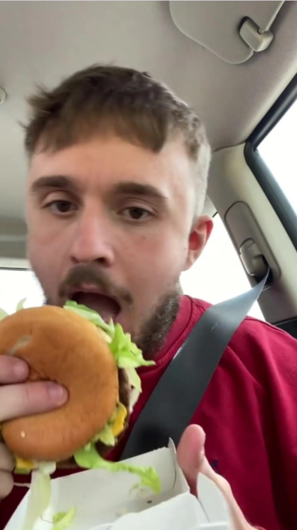 Fitnes tréner Oisin Mulligan predstavil svetu svoj netradičný plán chudnutia. Je založený výhradne na jedlách z fastfoodu. Za dva týždne sa mu napriek tomu podarilo schudnúť.