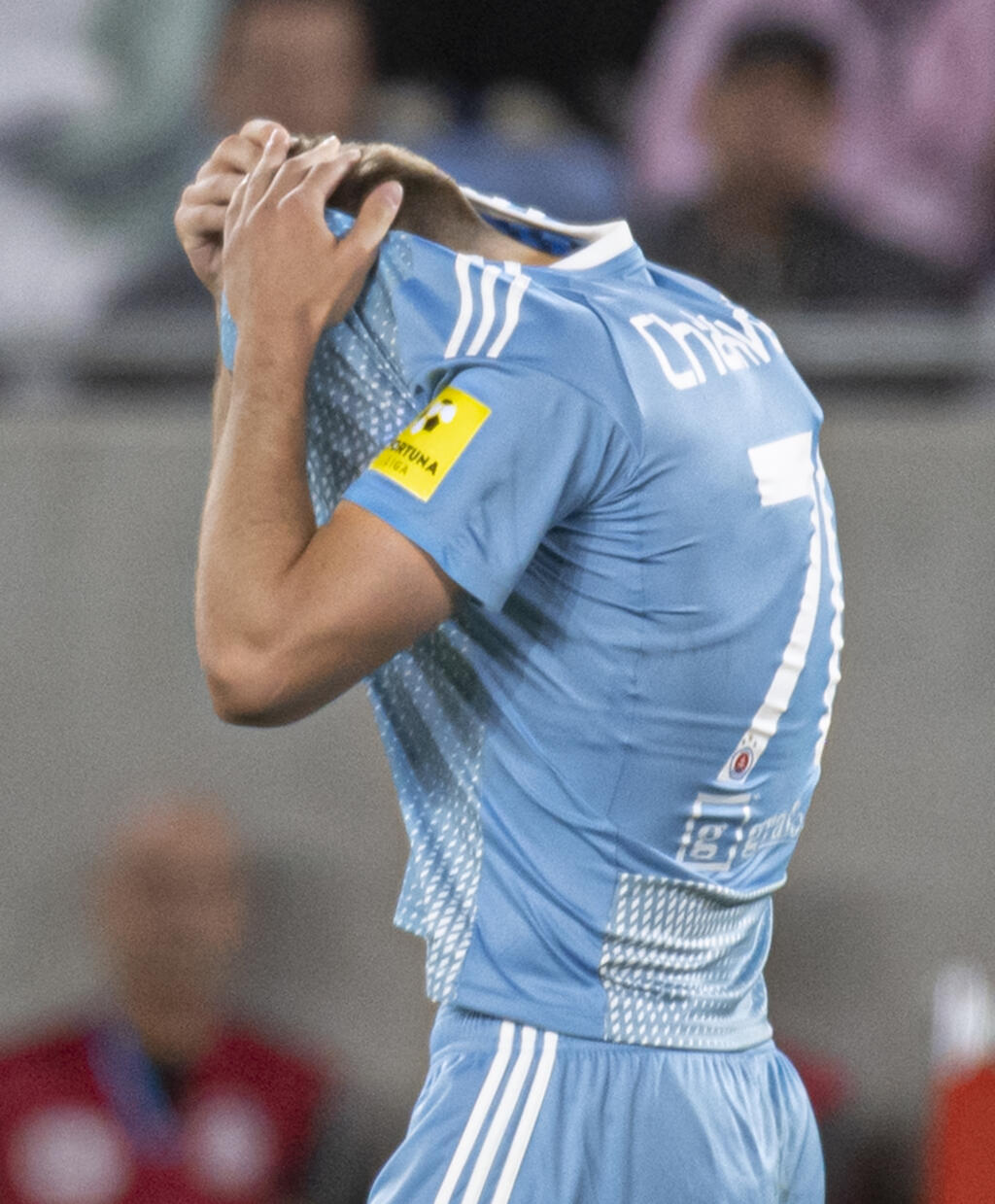 Futbalisti ŠK Slovan Bratislava prehrali s gréckym Olympiakosom Pireus v jedenástkovom rozostrele po remíze 2:2 v odvetnom zápase 3. predkola Európskej ligy 11. augusta 2022 v Bratislave. Na snímke smutný Giorgi Čakvetadze (Slovan) po nepremenenej penalte. FOTO TASR - Martin Baumann