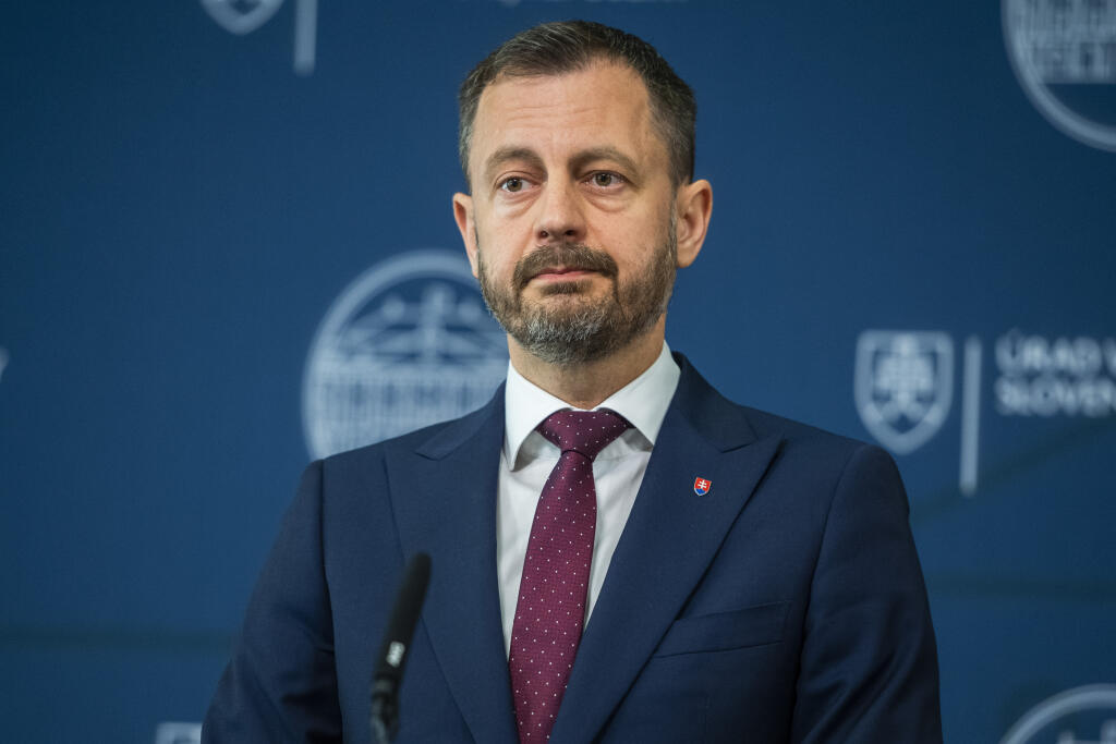 Na snímke dočasne poverený predseda vlády SR Eduard Heger poskytuje vyhlásenie k aktuálnym politickým otázkam v Bratislave v nedeľu 7. mája 2023. Heger požiadal prezidentku Zuzanu Čaputovú o odobratie poverenia viesť vládu. FOTO TASR - Jaroslav Novák