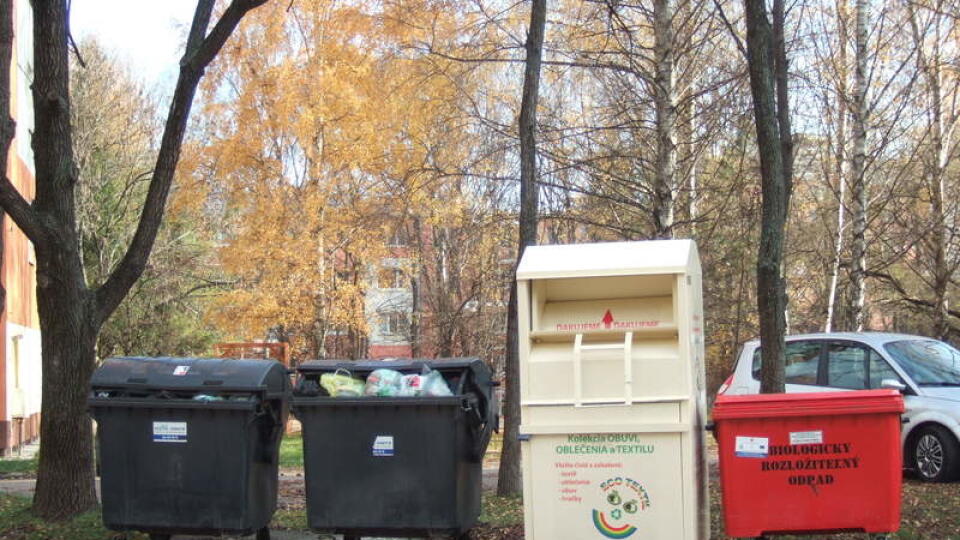 Kontajnery: Ak máme kontajnery ďaleko, radšej vraj sklo, plasty i papier hodíme do jednej nádoby.