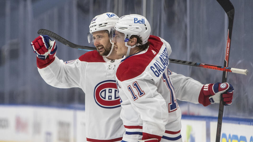 WA 9 Edmonton - Slovenský hokejový reprezentant v drese Montrealu Tomáš Tatar (vľavo) sa teší po strelení gólu počas zápasu zámorskej hokejovej NHL Edmonton Oilers - Montreal Canadiens v Edmontone v sobotu 16. januára 2021. Vpravo sa teší s ním jeho spoluhráč Brendan Gallagher. FOTO TASR/AP
Montreal Canadiens' Tomas Tatar (90) and Brendan Gallagher (11) celebrate a goal against the Edmonton Oilers during third-period NHL hockey game action in Edmonton, Alberta, Saturday, Jan. 16, 2021. (Jason