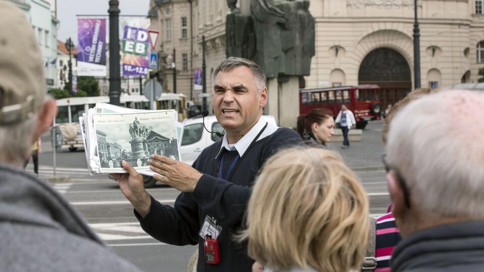 Marián Bilačič sprevádza turistov po známych turisticky obľúbených miestach.