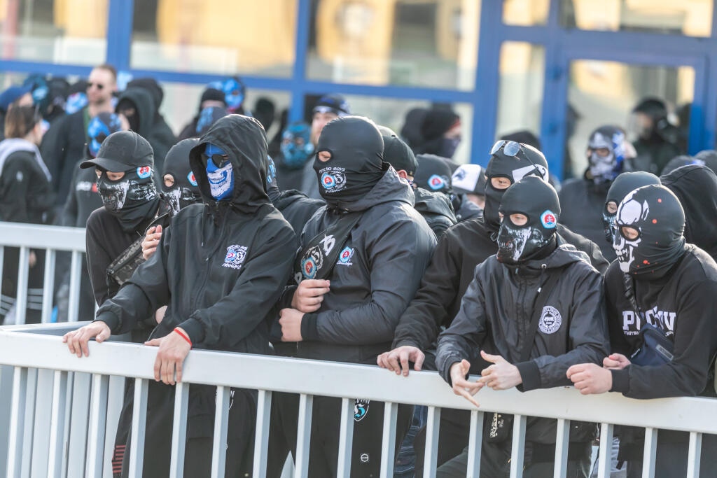 Na snímke je príchod fanúšikov ŠK Slovan Bratislava do Trnavy a ich eskorta na štadión FC Spartak Trnava.