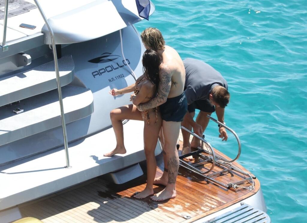Paparazzi zábery z dovolenky Lorisa Kariusa odhalili, že nemecký brankár už nie je so svojou bývalou priateľkou. Na jachte na ostrove Mykonos si užíval s neznámou brunetkou.