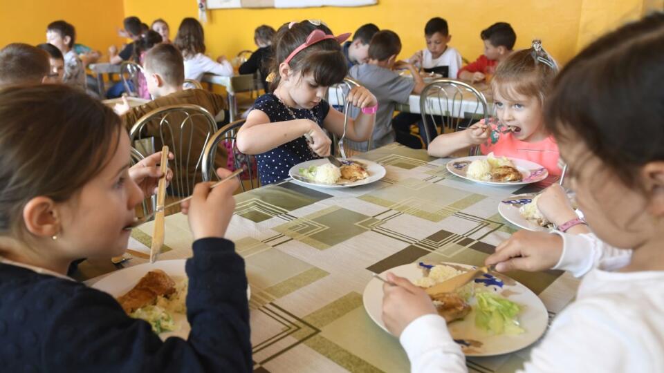 školská jedáleň jedlo Základná škola v obci Buzica