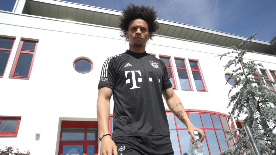 Nemecký futbalový reprezentant Leroy Sane absolvoval v pondelok prvý tréning v Bayerne Mníchov po prestupe z Manchestru City. Väčšina jeho nových spoluhráčov má momentálne voľno, Sane sa pripravoval spoločne s Niklasom Sülem, ktorý sa zotavuje po vážnom zranení kolena.
