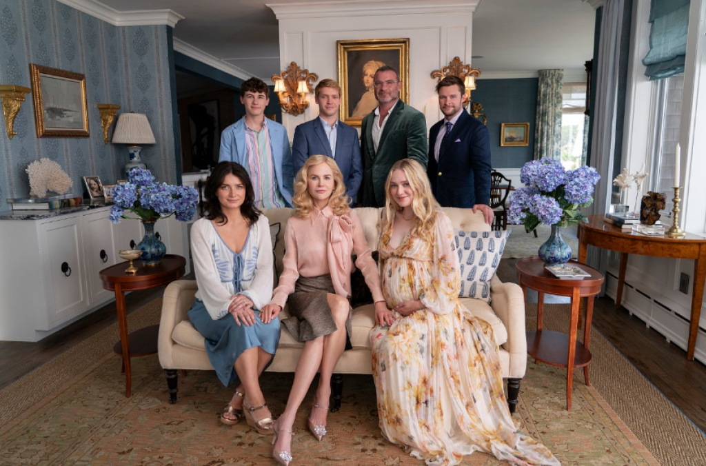 Sam Nivola, Billy Howle, Liev Schreiber, Jack Reynor, Eve Hewson, Nicole Kidman a Dakota Fanning v seriáli Svadba roka (The Perfect Couple).