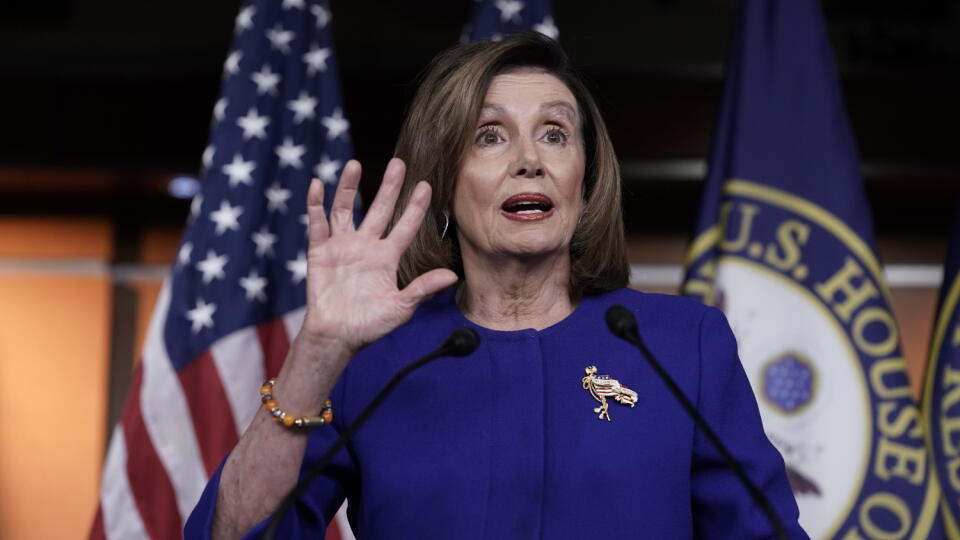 JB 19 Washington - Predsedníčka americkej Snemovne reprezentantov Nancy Pelosiová počas brífingu po eskalácii napätia medzi USA a Iránom v americkom Kongrese vo Washingtone 9. januára 2020. Snemovňa reprezentantov Spojených štátov bude vo štvrtok hlasovať o rezolúcii, ktorej cieľom je obmedziť vojenské opatrenia prezidenta Donalda Trumpa týkajúce sa Iránu po tom, ako Trump nariadil zabitie iránskeho generála Kásema Solejmáního. Oznámila to predsedníčka americkej Snemovne reprezentantov Nancy Pel