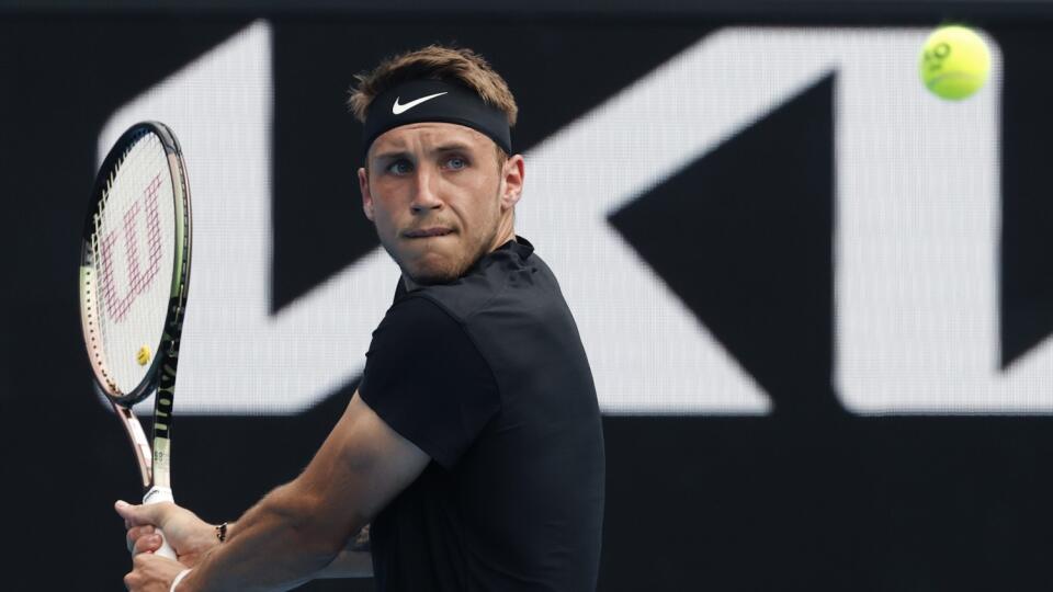 KK15 Melbourne - Slovenský tenista Alex Molčan odvracia loptičku na Rusa Romana Safjullina v 1. kole dvojhry na grandslamovom turnaji Australian Open 18. januára 2022 v Melbourne. FOTO TASR/AP
Alex Molcan of Slovakia plays a backhand return to Roman Safiullin of Russiaduring their first round match at the Australian Open tennis championships in Melbourne, Australia, Tuesday, Jan. 18, 2022. (AP Photo/Hamish Blair)