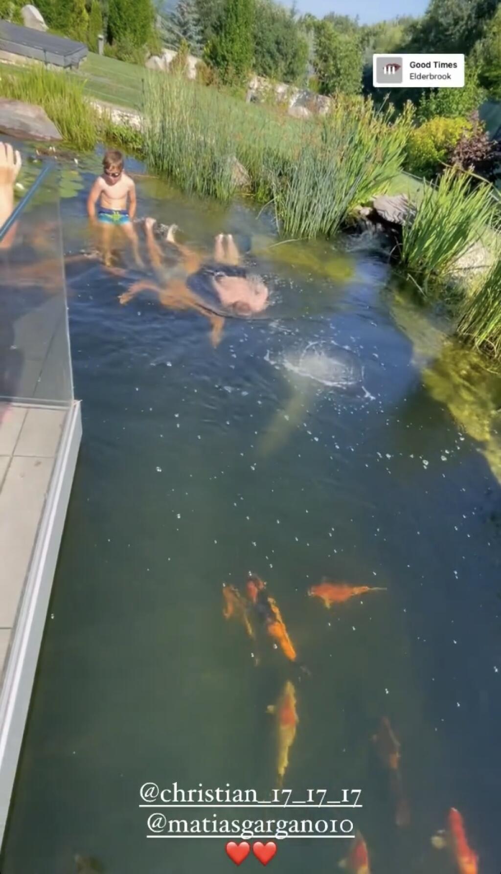 V jazierku sa vybláznili aj deti Mareka Hamšíka a jeho sestry Mišky, ktorá je v týchto dňoch na Slovensku.
