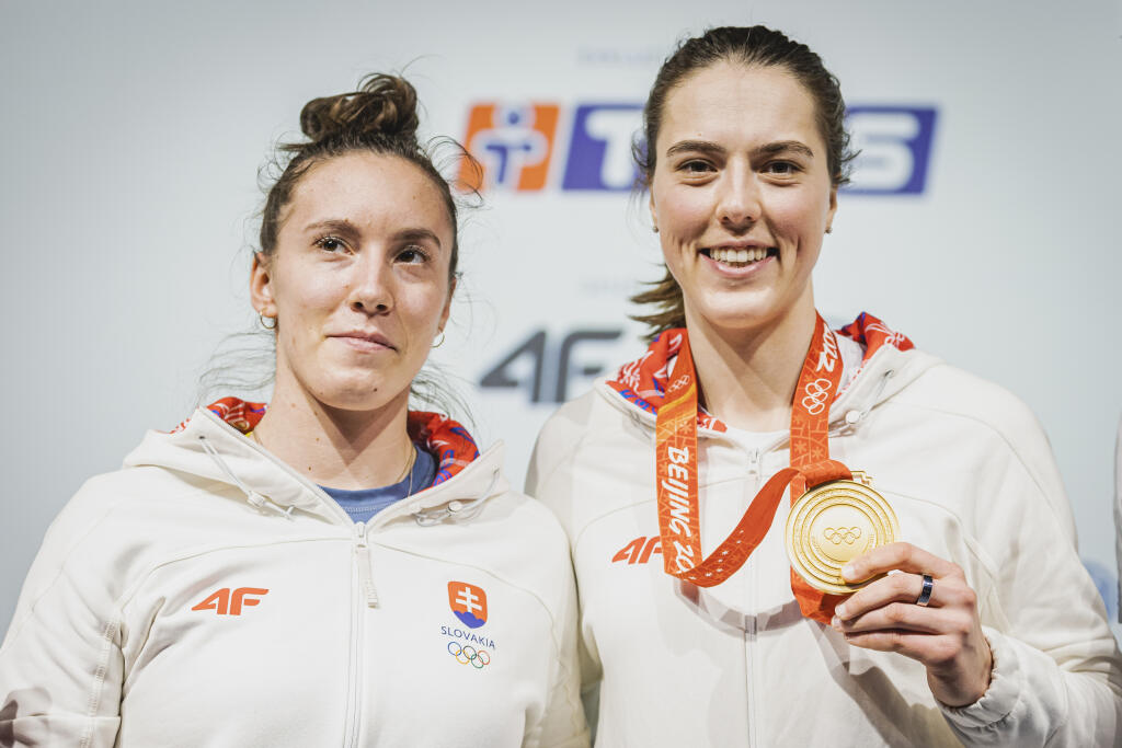 Slovenská lyžiarka Petra Vlhová sa po návrate zo zimných olympiských hier v Pekingu, na ktorých získala zlatú medailu v slalome, postavila pred média. Na snímke s bobistkou Viktóriou Čerňanskou.