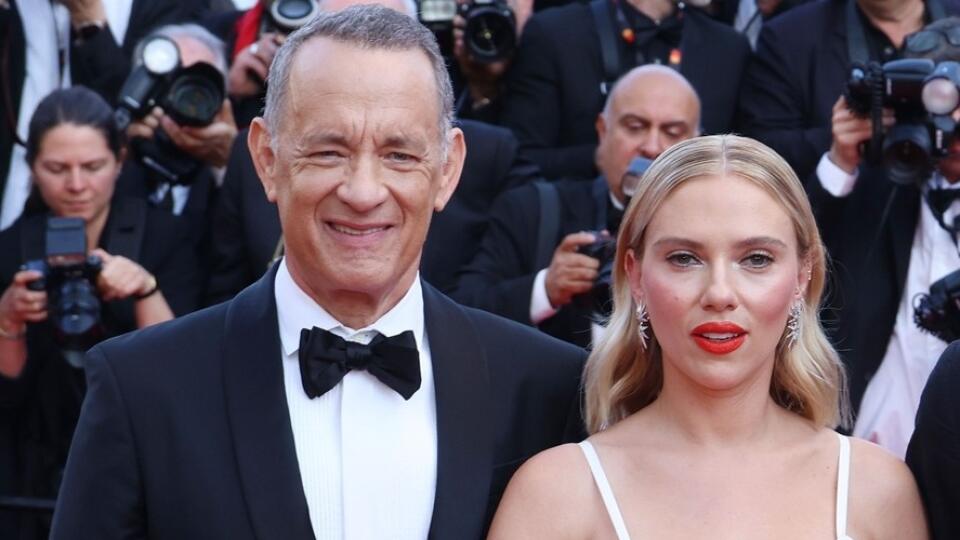 Scarlett Johansson a Tom Hanks na svetovej premiére Asterodid City v Cannes.