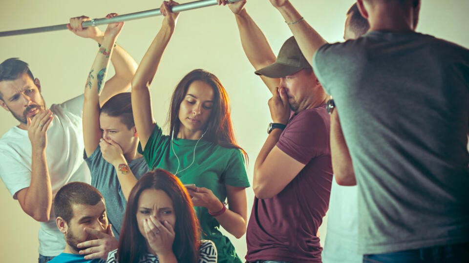 Spotený človek dokáže znepríjemniť jazdu celému okoliu. Stačí správne použiť antiperspirant!