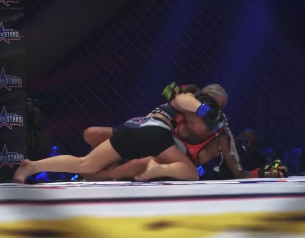 Angie zápasila v úspornej športovej podprsenke, do ktorej len tak-tak napratala svoje veľké prsia. Tie jej počas zápasu niekoľkokrát vypadli.