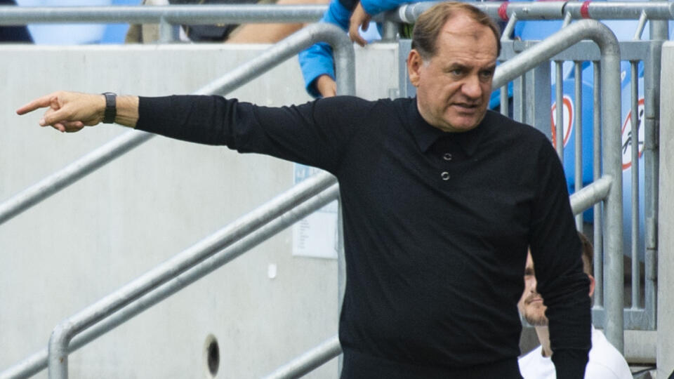 Na snímke tréner ŠK Slovan Bratislava Vladimír Weiss starší počas zápasu 10. kola futbalovej Fortuna ligy ŠK Slovan Bratislava – FK Pohronie 3. októbra 2021 v Bratislave.