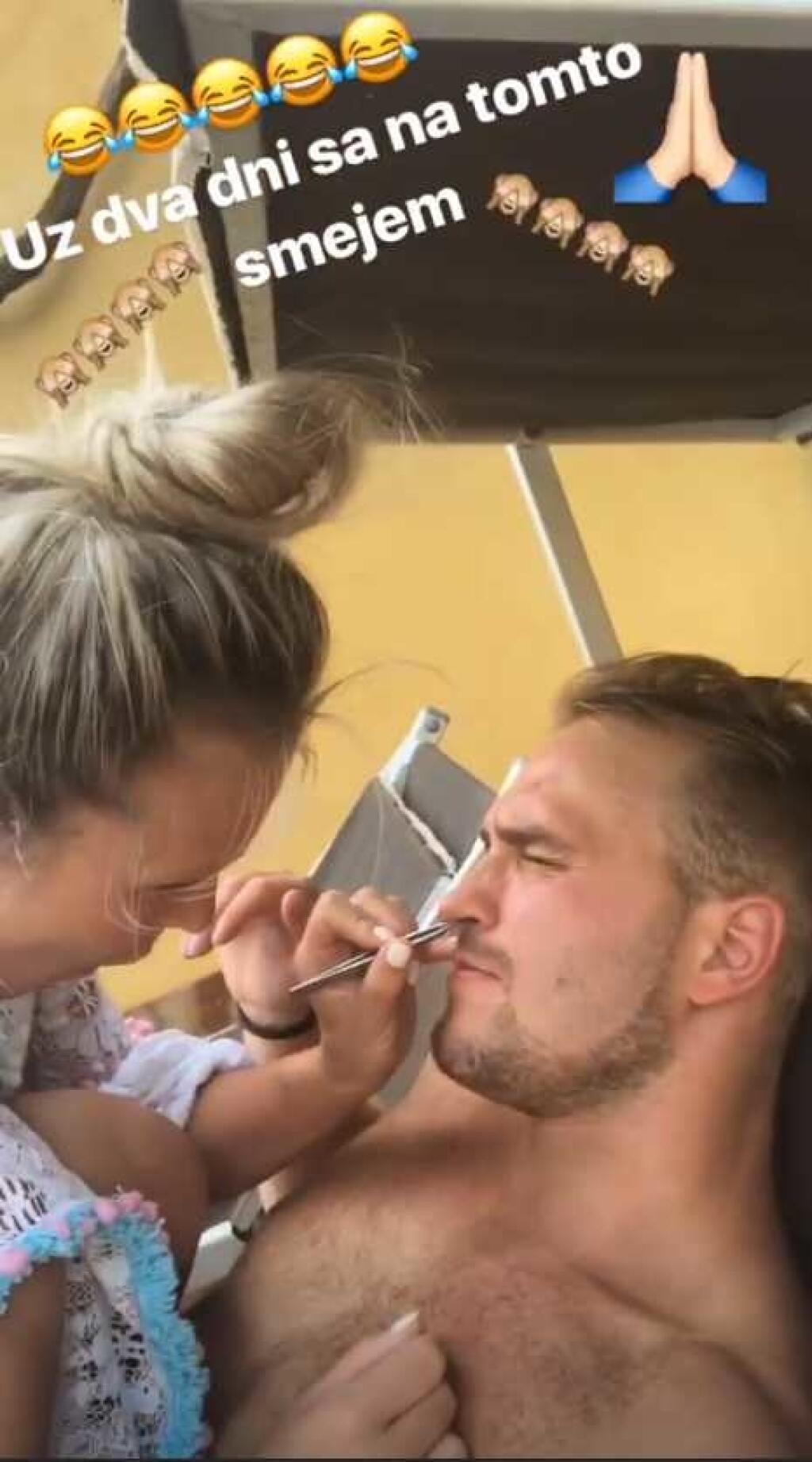 Lukáš a Nela sú poriadne bláznivý párik. Češka natočila svojho priateľa v sprche a zábery dala na internet. Hokejista jej to neskôr vrátil aj s úrokmi.