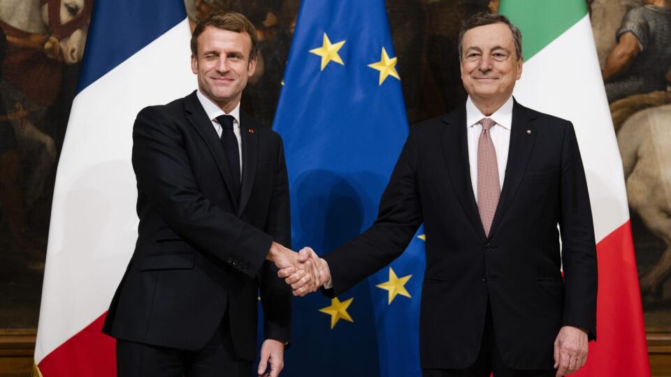 WA 29 Rím - Francúzsky prezident Emmanuel Macron (vľavo) a taliansky premiér Mario Draghi (vpravo) sa zdravia počas stretnutia v Ríme vo štvrtok 25. novembra 2021. S talianskym premiérom Mariom Draghim podpíšu tzv. Kvirinálsku zmluvu, ktorá má vytvoriť stabilný a formalizovaný rámec pre bilaterálnu spoluprácu. FOTO TASR/AP
French President Emmanuel Macron, left, and Italian Prime Minister Mario Draghi right, meet at Palazzo Chigi Government's Office in Rome, Thursday Nov. 25, 2021. Macro
