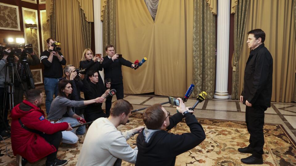 WA 34 Homeľ - Mychajlo Podoľak, poradca ukrajinského prezidenta Volodymyra Zelenského a člen ukrajinskej delegácie, odpovedá na otázky novinárov po skončení mierových rozhovorov medzi ruskou a ukrajinskou delegáciou v Homeľskej oblasti v blízkosti bielorusko-ukrajinskej hranice v pondelok 28. februára 2022. FOTO TASR/AP
Mykhailo Podolyak, adviser to the Ukrainian Presidential office and member of the Ukrainian delegation speaks to the media after Ukrainian-Russian peace talks in Gomel region, B