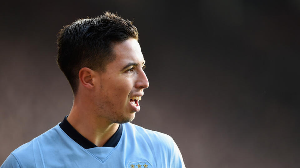Samir Nasri aj počas absencie na ihriskách strhuje na seba pozornosť.