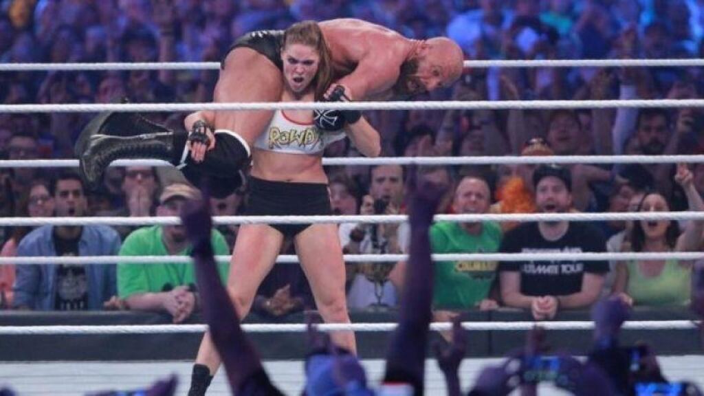Dnes je klietka minulosť. Ronda hviezdi vo svete wrestlingu.