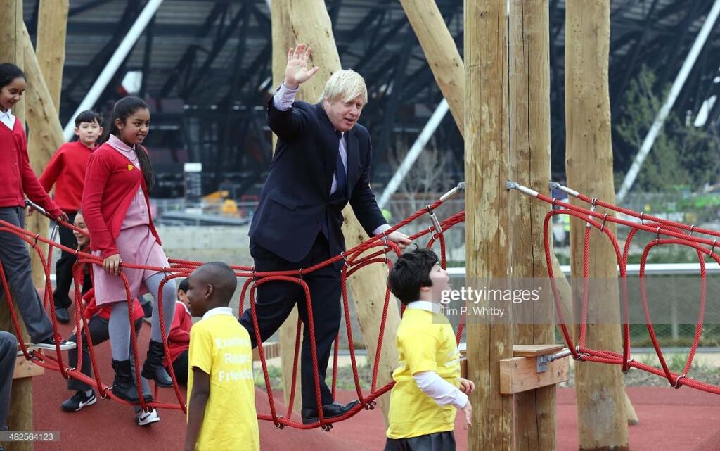 Boris Johnson otvára nové detské ihrisko