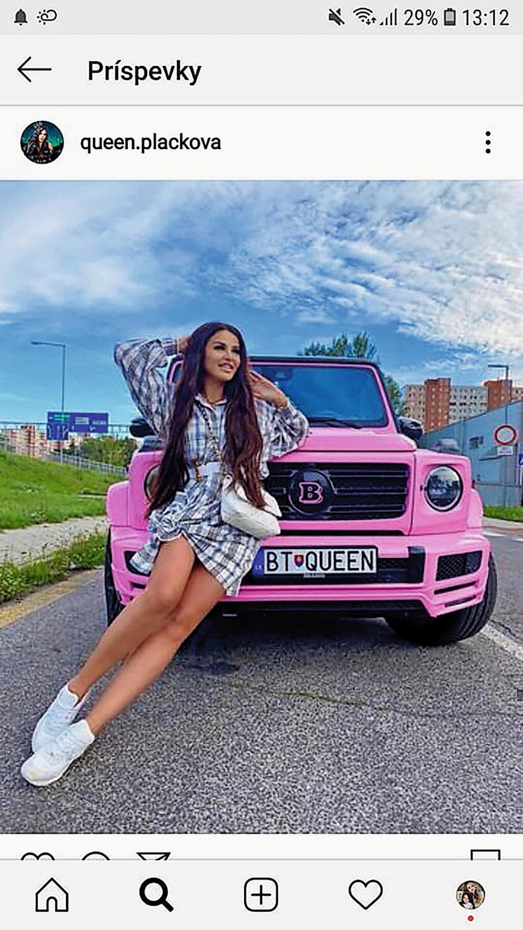 ABY BOLO JASNÉ
Influencerka Zuzana Strausz
Plačková svoje postavenie
v brandži naznačuje
slovom Queen v éčevéčku,
v preklade - kráľovná.