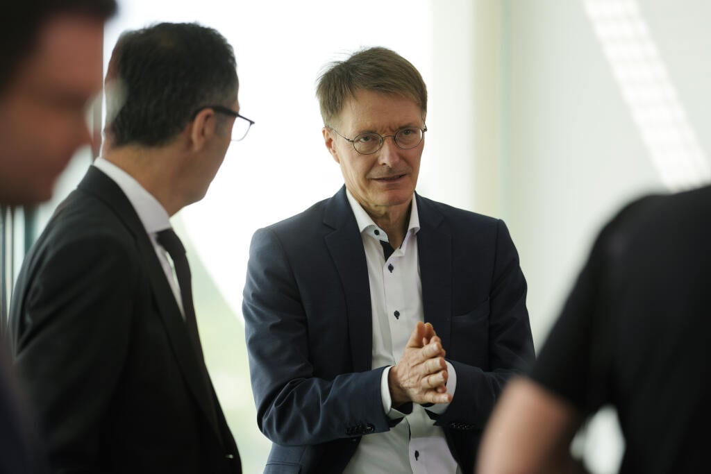 PK 42 Berlín - Na snímke v pozadí sprava nemecký minister zdravotníctva Karl Lauterbach a nemecký minister poľnohospodárstva Cem Özdemir sa rozprávajú počas rokovania vlády v Berlíne 8. júna 2022. Lauterbach v piatok uviedol, že Nemecko pomôže Ukrajine poskytovaním zdravotníckej pomoci pre vojnové obete – vybuduje úrazové centrá pre ranených, daruje protézy končatín a vyšle do krajiny nemeckých lekárov. FOTO TASR/AP

German Health Minister Karl Lauterbach, left, talks with German Agriculture Min