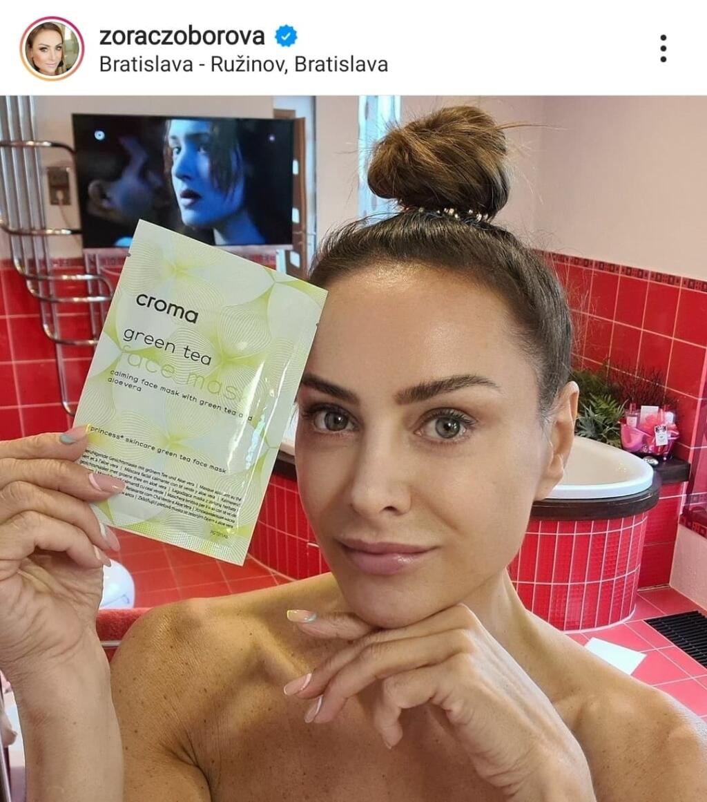 Czoborová má v kúpeľni televízor.