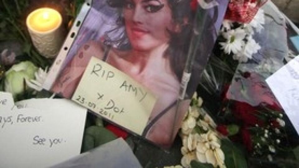 Fanúšikovia pred domom Amy Winehouse nechávali kvety a zapaľovali sviečky.