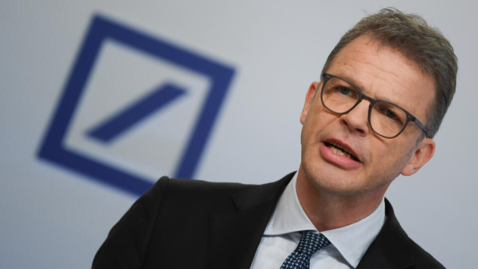 KK35 archív Frankfurt nad Mohanom - Na archívnej snímke z 30. januára 2020 generálny riaditeľ Deutsche Bank Christian Sewing počas výročnej tlačovej konferencie vo Frankfurte nad Mohanom. Nemecká Deutsche Bank zaznamenala nárast zisku za 1. štvrťrok 2022. Banka v stredu 27. apríla 2022 tiež oznámila, že po ruskej invázii na Ukrajinu znížila svoju expozíciu voči Rusku. FOTO TASR/DPA
ARCHIV - 30.01.2020, Hessen, Frankfurt/Main: Christian Sewing, Vorstandsvorsitzender der Deutschen Bank, spricht w