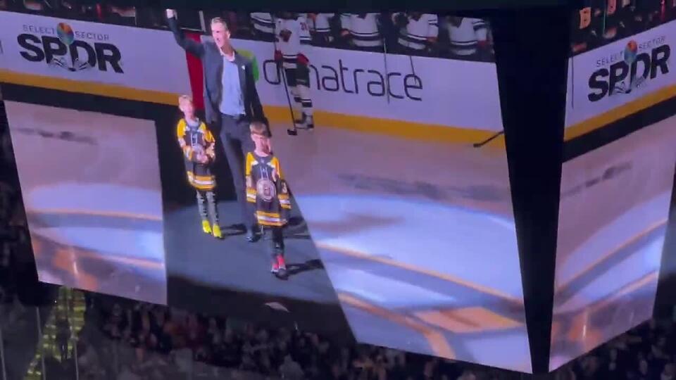 Chárova rozlúčka s Bostonom Bruins: Symbolické buly hodili namiesto Zdena jeho synovia