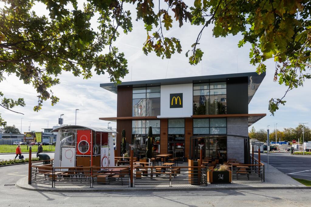 Mc´Donalds na Budatínskej ulici v Bratislave. V nových predajniach reťazec obmedzí sedenie. Nový koncept malých predajní počíta s čisto s princípom výdajní jedla.