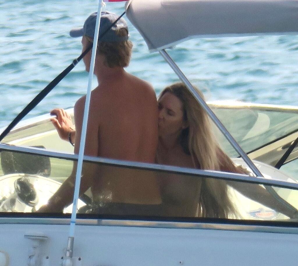 Aj bývalý jazdec F1 Nico Rosberg má manželku poriadnu dračicu. Vivien Siboldi nevie zosvojho muža odtrhnúť zrak a ani ústa. Nehanbí sa za to. Rovnako sa nehanbí ani za striptíz na pláži či odhalené prsia.