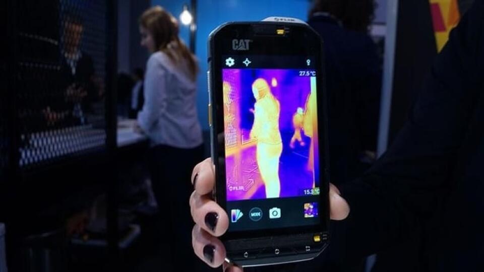 Kamera v mobile dokáže zaznamenávať tepelné stopy.