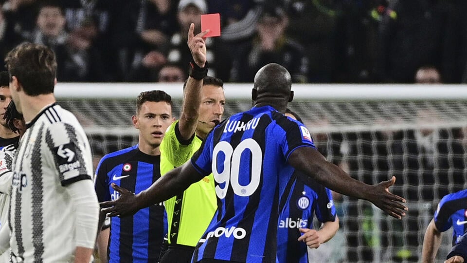 EBE 39 Turín - Na snímke vpravo hráč Interu Miláno Romelu Lukaku inkasuje červenú kartu v prvom stretnutí semifinále Talianskeho pohára vo futbale Juventus Turín - Inter Miláno (1:1) v Turíne 4. apríla 2023. FOTO TASR/AP

Inter Milan's Romelu Lukaku is issued a red card during the Italian cup semi final first leg soccer match between Juventus and Inter Milan, at the Allianz Stadium, in Turin, Italy, Tuesday, April 4, 2023. (Marco Alpozzi/LaPresse via AP)