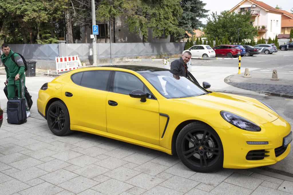 Brankár Dušan Kuciak na poslednom zraze prekvapil a mnohých aj šokoval. Prišiel na luxusnom Porsche Panamera, no neprehliadnuteľný bol vďaka žltej farbe svojho vozidla.