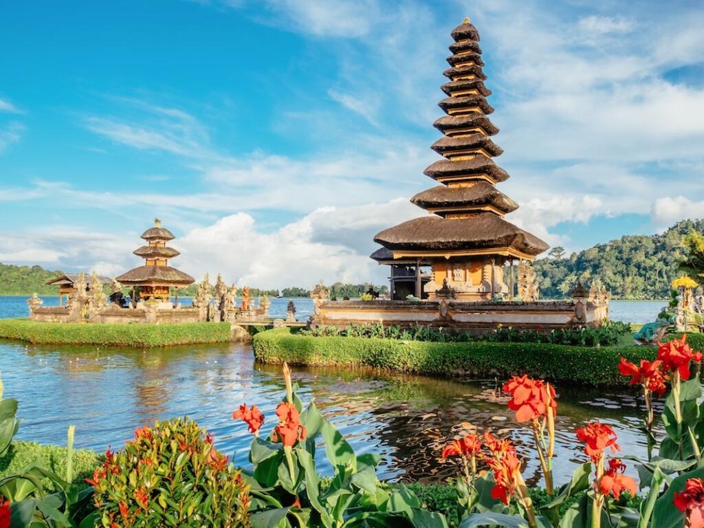 Bali, Indonézia. Ak túžite po exotike, ostrov Bali je tou správnou voľbou. Je to cieľom pre mnohých milovníkov pláží a mora, ale očarí vás aj tamojšie tanečné umenie, maľby, sochárstvo i hudba. 