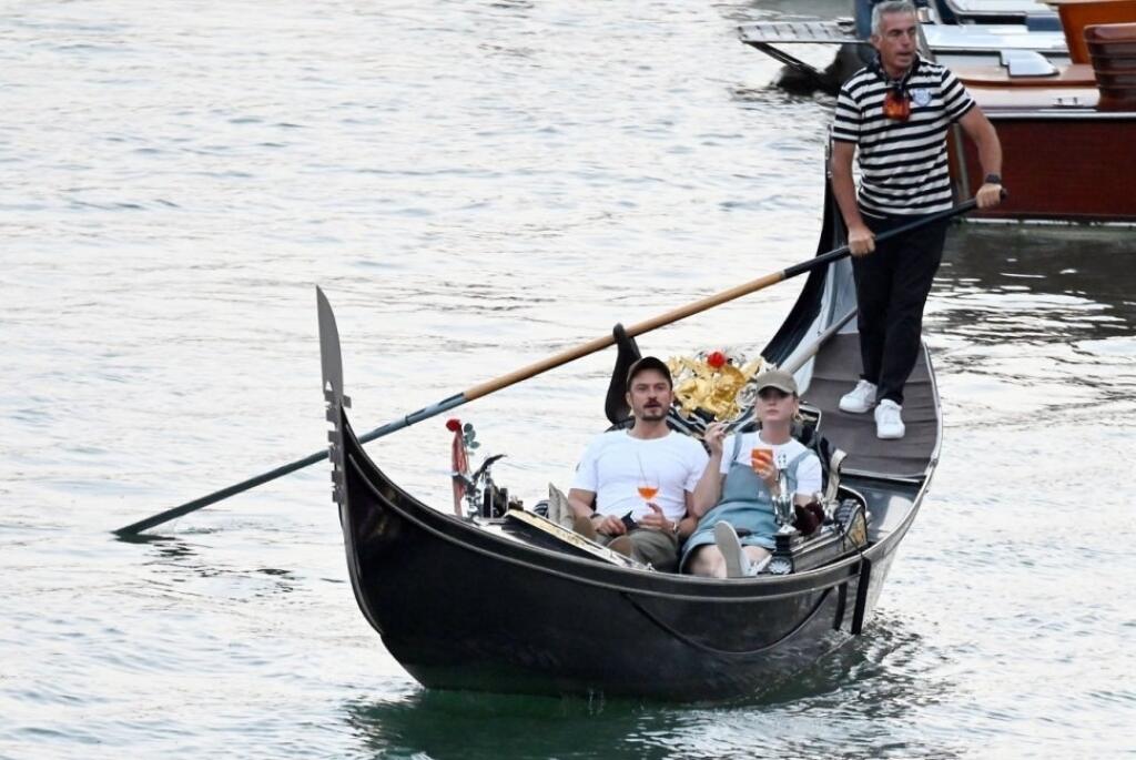 Zaľúbenci a rodičia 9-mesačnej Daisy Katy Perry (36) a Orlando Bloom (44) sa vybrali do historických Benátok a aj keď im fotografi a fanúšikovia nechceli dať pokoj, neustále si prejavovali nežnosti a užívali každý moment.