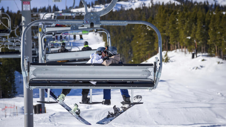 EBE 11 Breckenridge - Na snímke lsnowboardisti na sedačke v deň otvorenia v lyžiarskom stredisku v Breckenridge v piatok 13. novembra 2020 v americkom Colorade. FOTO TASR/AP
Snowboarders share a mid-air smooch on the Colorado Super Chair on opening day at Breckenridge Ski Resort, Friday, Nov. 13, 2020, in Breckenridge, Colo. (Liz Copan/Summit Daily News via AP)