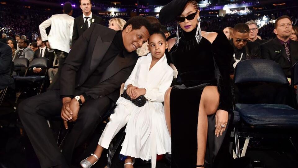 Jay-Z, Blue Ivy a Beyoncé na udeľovaní cien Grammy.