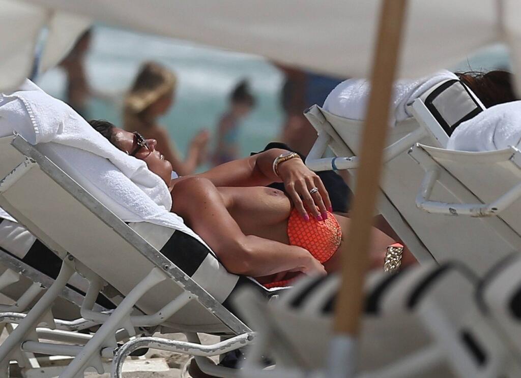 Počas Škrtelovho pôsobenia v Liverpoole na neho a Barboru striehli paparazzi fotografi na jednej z dovoleniek.