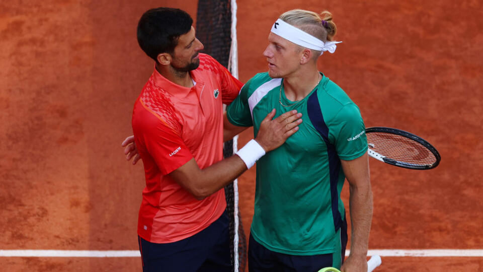 Na fotke Novak Djokovič a Alejandro Davidovich Fokina.