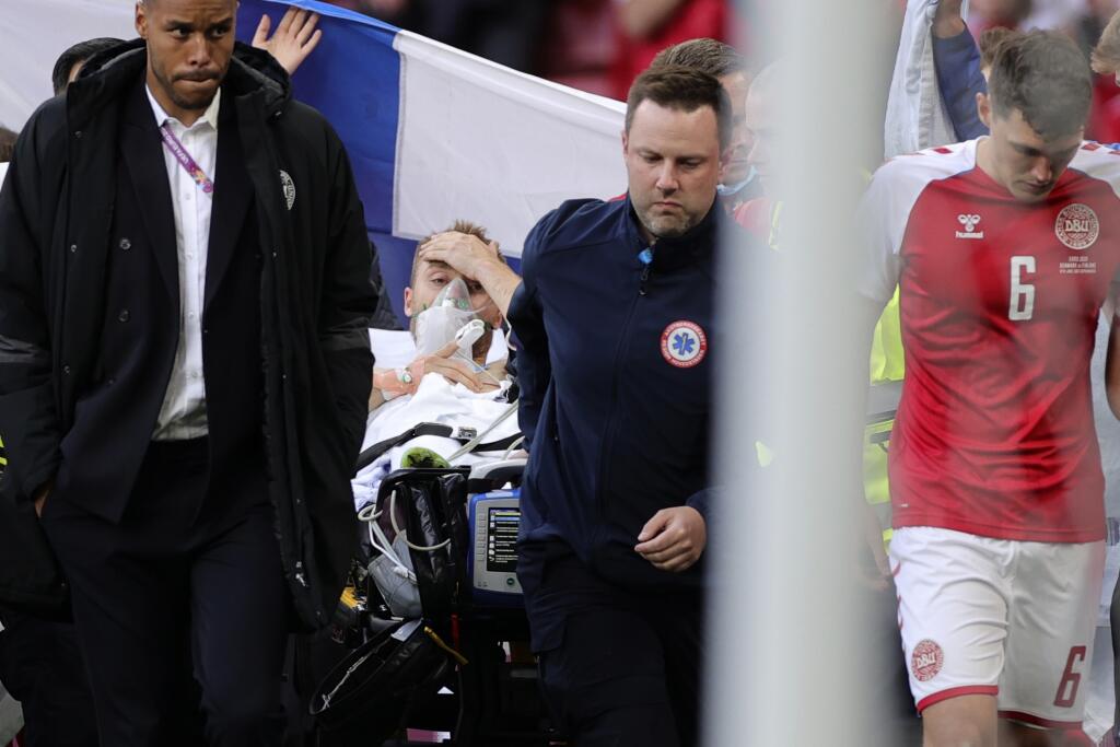 Záchranári odvážajú na nosidlách dánskeho futbalistu Christiana Eriksena, ktorý skolaboval počas zápasu základnej B-skupiny Dánsko - Fínsko na európskom šampionáte v Kodani v sobotu 12. júna 2021.